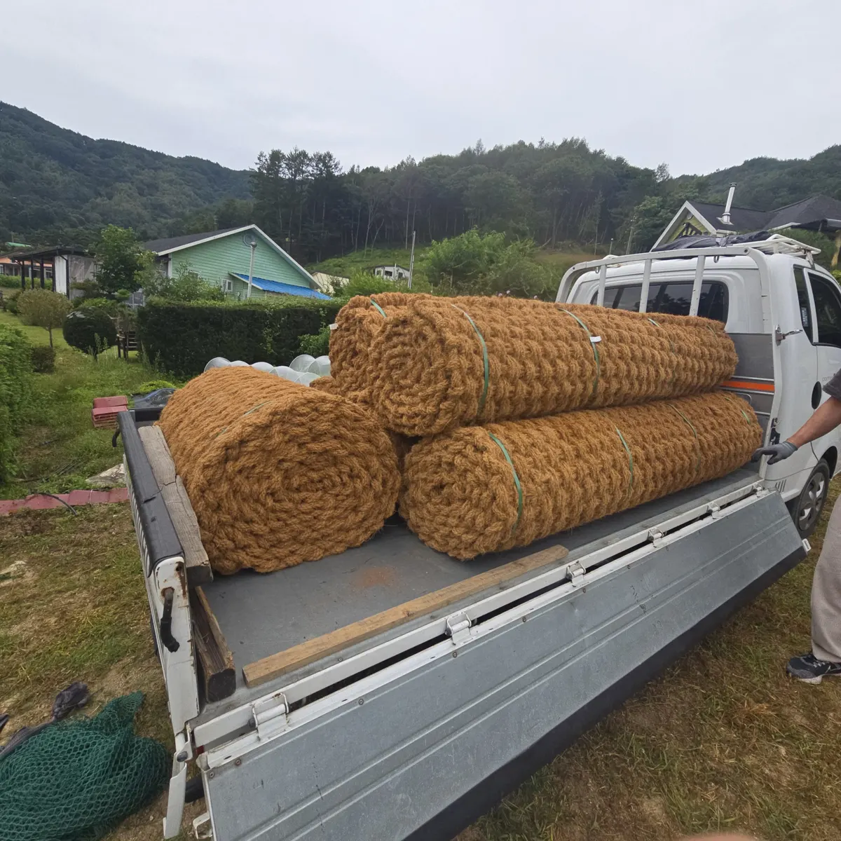 코코넛매트설치 전원주택 앞에 도착한 소형 화물차의 매트 롤